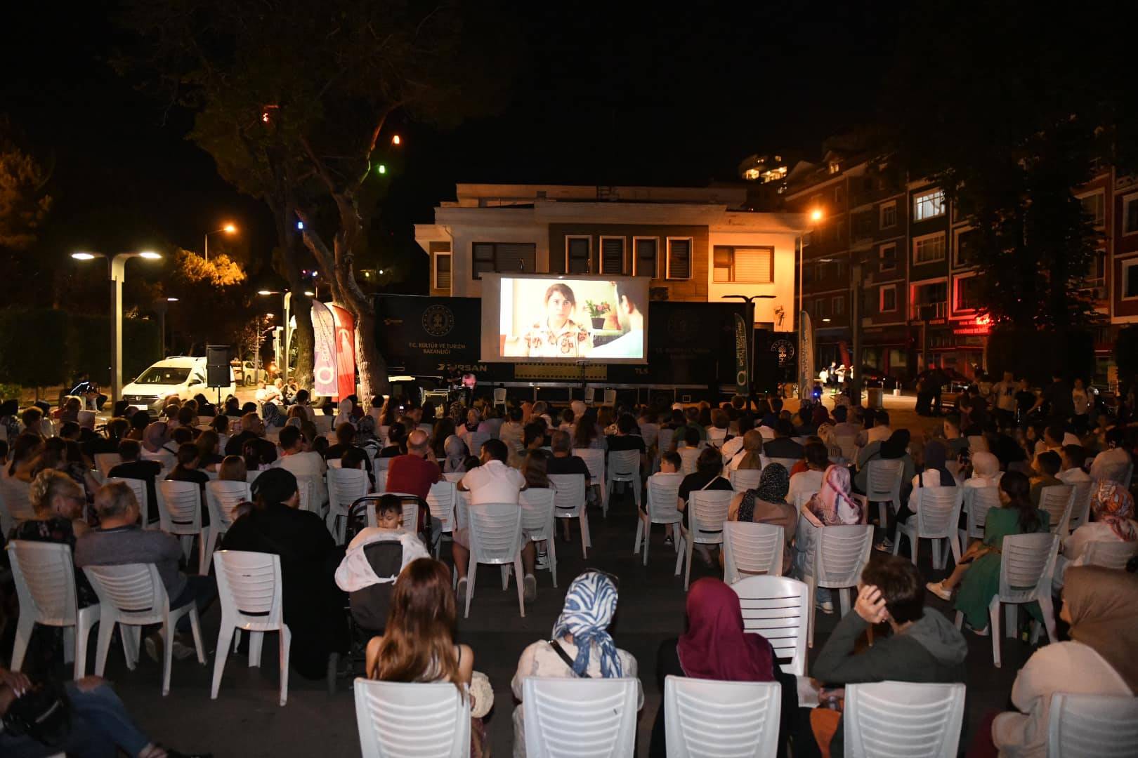 YÜZLERCE PERŞEMBELİ MEYDANDA BULUŞTU